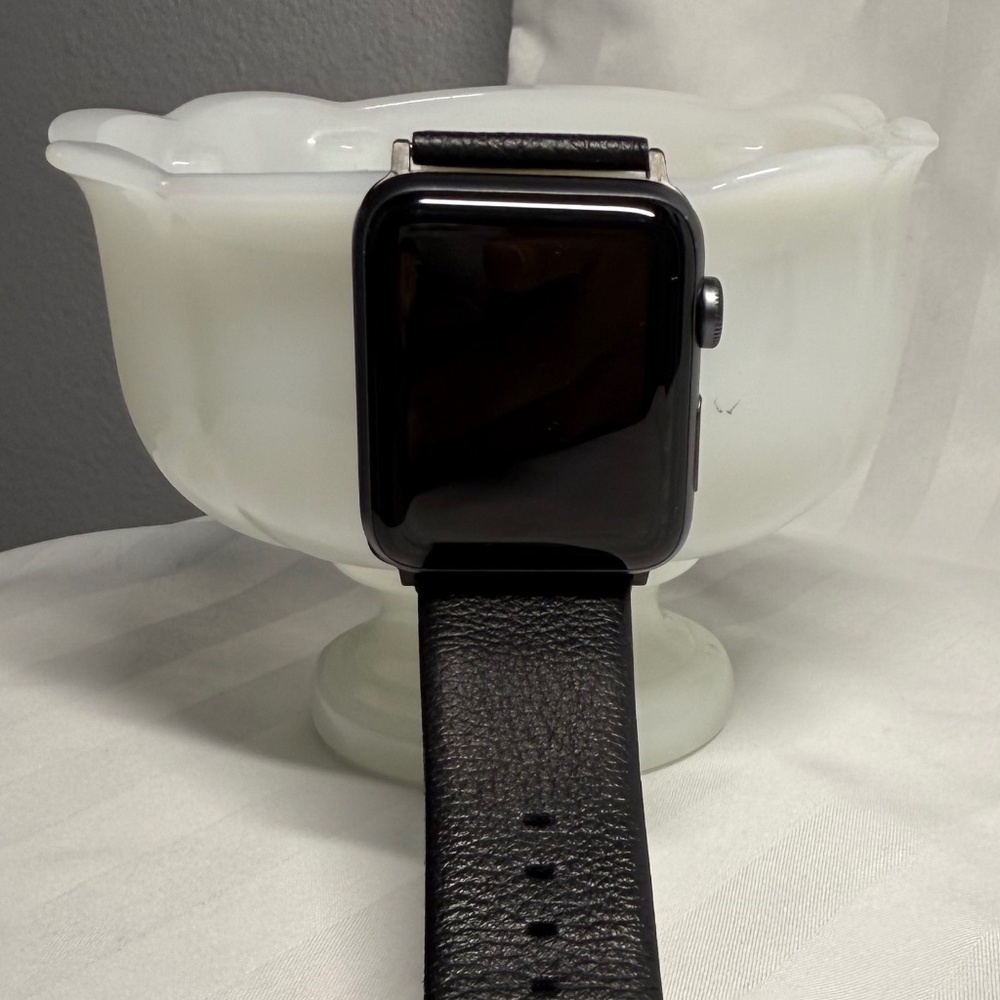 Apple Watch Series 3 (42mm) – Aluminum Case + GPS – Black Leather Band